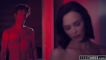 Emily Willis Experimenta Placer Prohibido En Un Encuentro De Cabina Temático Del Sexo De Terror