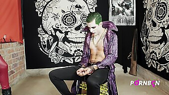 Cosplay American: Două Harley Sexy Și Un Joker Spaniol Obraznic