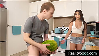 Sis Wird Anstelle Von Wassermelone In Einer Lustigen Sexszene Gefickt