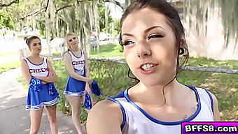 Sesso Di Gruppo Caldo Tra Cheerleader E Il Loro Allenatore Eccitato Con Finiture Orali E Facciali