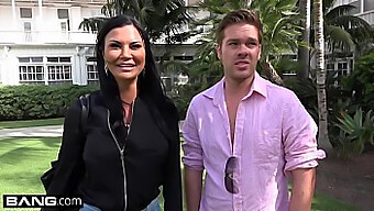 Jasmine Jae, Một Bà Mẹ Tròn Trịa Với Âm Đạo Có Lỗ Đục, Đã Đi Biển Đầy Bão Với Trang Phục Hở Hang Của Mình!