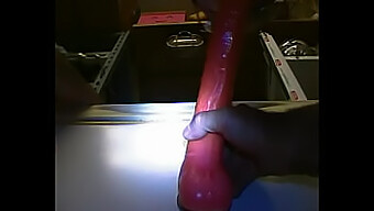 Brincando Com Um Dildo De Garganta Profunda Com Um Strapon