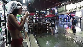 Thaimaalainen Teini Cam Seksiä Pattaya On Kävely Kadulla